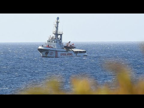 شاهد سفينة لإنقاذ 147 مهاجرًا تعلق بالمياه الإيطالية وسط خلافات الوزراء في روما