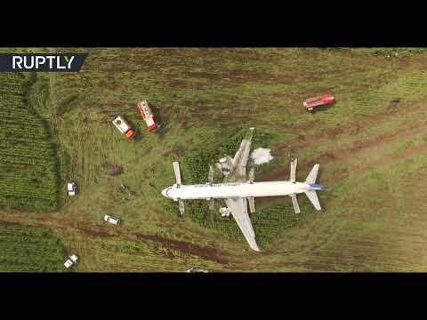 شاهد صور من الجو لطائرة روسية هبطت اضطراريًّا في حقل ذرة