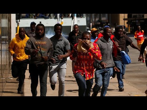 شاهد شرطة زيمبابوي تطلق قنابل الغاز لتفريق محتجين من أنصار المعارضة