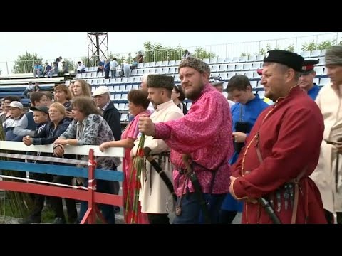 شاهد القوزاق الروس يستعرضون مهاراتهم في استخدام السيوف الحادة