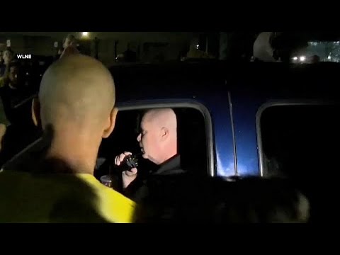 شاهد شاحنة تابعة لسجن أميركي تصدم متظاهرين ضد سياسة الهجرة