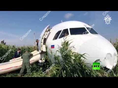آثار هبوط طائرة الركاب الروسية في حقل الذرة