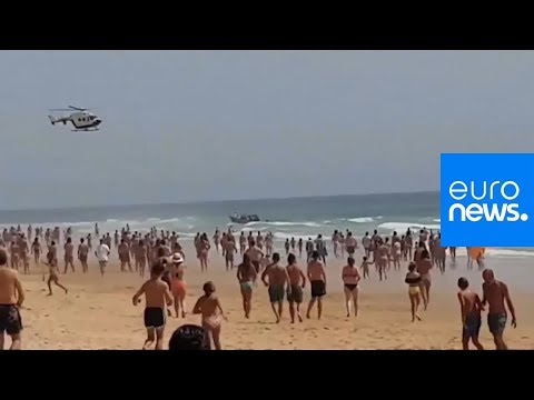 زورقٌ للمهاجرين المغاربة يرسو على شاطئ إسباني وسط آلاف السياح