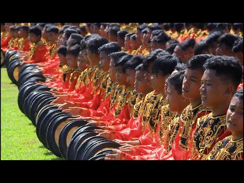 2019 صبيًا يشاركون في رقصة جماعية احتفالًا بذكرى استقلال إندونيسيا