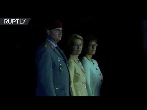 وزير الدفاع الألمانية تودع الجيش على أنغام أغنية رياح التغيير