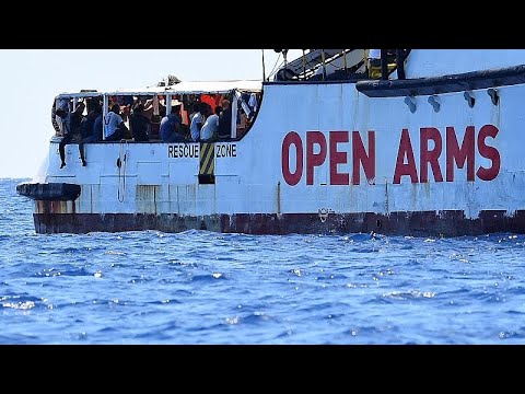 شاهد إسبانيا تعرض استقبال المهاجرين العالقين على متن سفينة إنقاذ في إيطاليا وأوبن آرمز ترفض