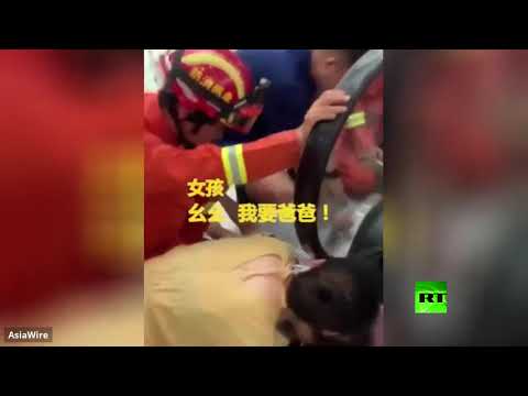 إنقاذ طفلة في الخامسة علقت ذراعها بين أجزاء سلم متحرك في الصين