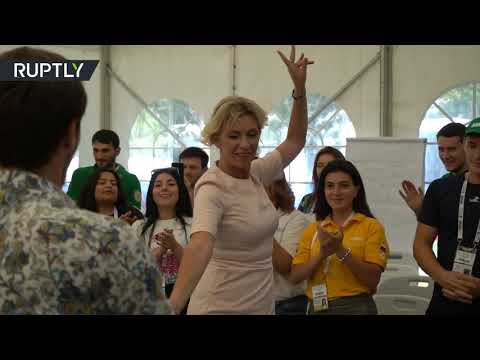 شاهد دبلوماسية روسية تؤدي رقصة ليزغينكا الشهيرة