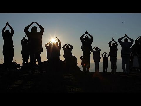 شاهد الإخوان البيض يحتفلون بعيدهم السنوي في بلغاريا