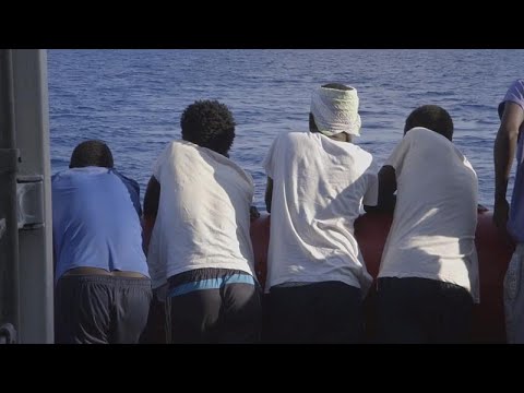 شاهد 5 قتلى و20 مفقودًا إثر غرق قارب قبالة ساحل ليبيا