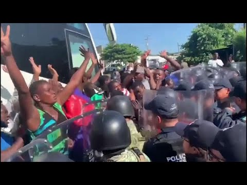 شاهد مخيم القرن21 في المكسيك يضج بمهاجرين أفارقة ملوا الانتظار