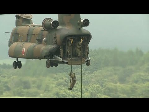 مناورات عسكرية للجيش الياباني عند سفح جبل فوجي