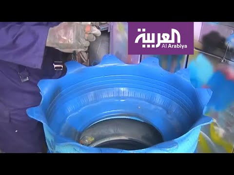 شاهد شاب يمني يُعيد تدوير الإطارات ويُحوِّلها إلى أثاث