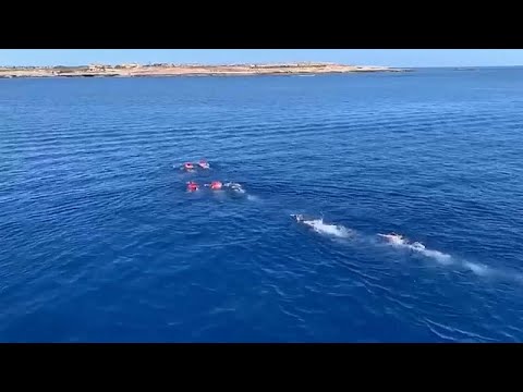 مهاجرين غير شرعيين يحاولون الهروب إلى جزيرة لامبيدوزا عن طريق السباحة