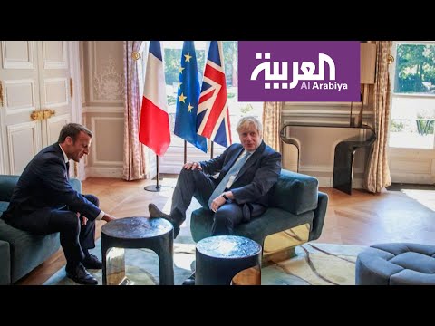 بوريس جونسون يتصرف في قصر الرئاسة الفرنسية وكأنه في بيته