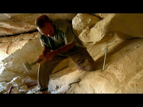 شاهد مغارة داخل الصخر وحافلة صدئة ملجأ لعائلات نازحة في شمال غرب سورية