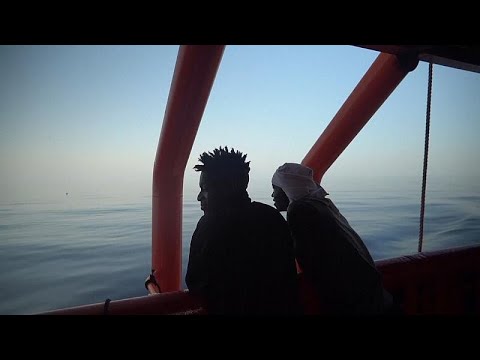 شاهد احتفال على متن سفينة خيرية أنقذت مهاجرين من الغرق