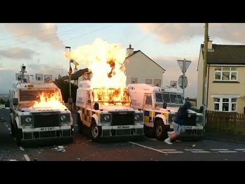 شاهد شباب يلقون عشرات القنابل الحارقة على الشرطة في إيرلندا الشمالية