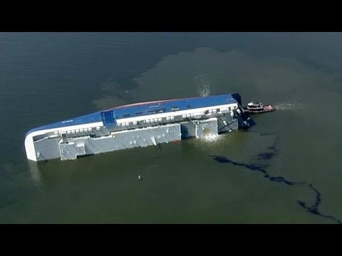 شاهد إنقاذ طاقمي سفينة حوصروا أسفل سفينة شحن غارقة