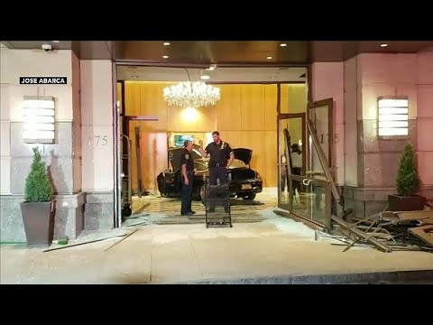 شاهد سيارة تخترق بهو فندق دونالد ترامب بلازا في نيويورك