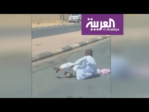شاهد فيديو يخطف القلوب لطفل سعودي متعلق في باب حافلة