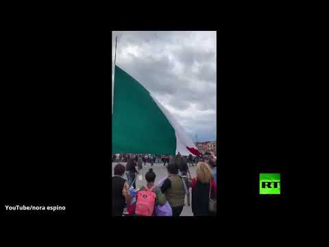 شاهد مكسيكون يساعدون أفراد الجيش في الإمساك بعلم الدولة