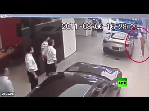 شاهد رجل أعمال يُحطم سيارة فيراري للفت انتباه صاحب المعرض