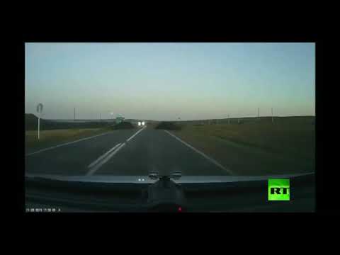 شاهد سيارة مسرعة تظهر من العدم وتصطدم بركام من التراب