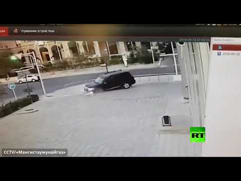 شاهد لحظة سقوط سيارة دفع رباعي في حفرة مغطاة بحجارة رصف