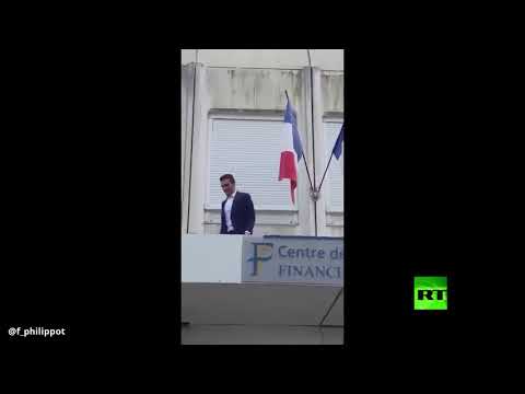 شاهد سياسي فرنسي يقتلع علم الاتحاد الأوروبي ويزرع مكانه علم بلاده