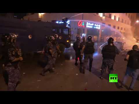 شاهد الشرطة تستخدم خراطيم المياه لتفريق المتظاهرين في بيروت