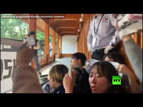 شاهد طلاب كوريون يقتحمون منزل السفير الأميركي