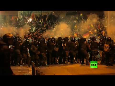 شاهد اشتباكات بين الشرطة والمتظاهرين في بوليفيا والمعارضة تدعو موراليس للرحيل