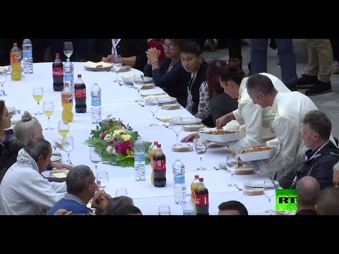 شاهد مأدبة الغداء تجمع البابا فرنسيس والفقراء والمشردين