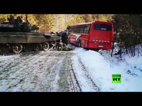 شاهد دبابة روسية تسحب حافلة علقت في منطقة جليدية
