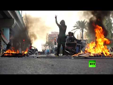 شاهد المتظاهرون يقطعون عدد من الطرق الرئيسية في كربلاء