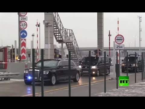 شاهد الرئيس فلاديمير بوتين في سيارته أوروس يختبر جودة الطريق السريع