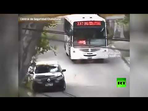 شاهد 3 لصوص على دراجة نارية يتطايرون