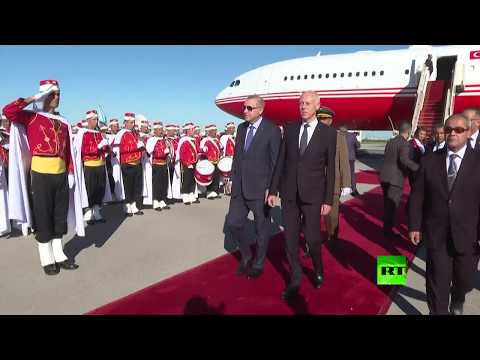 شاهد قيس سعيد يستقبل الرئيس التركي في المطار الرئاسي في تونس