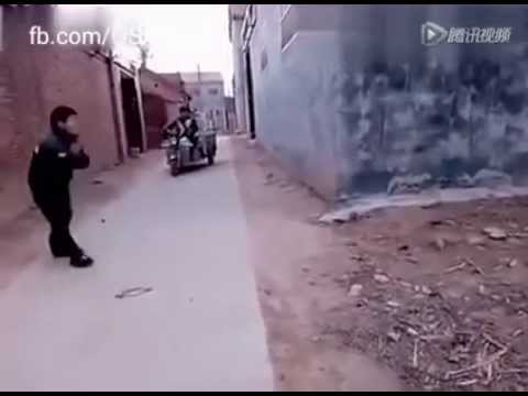 طفل يتظاهر بالتوسل لآخر بعدم قتله