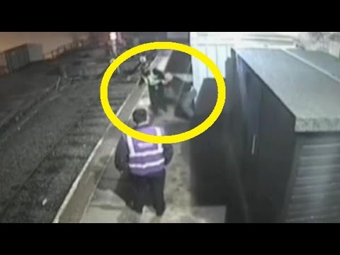 دفع مخمور لشرطية على شريط قطار