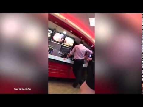 عنصري يتلقى عقابه داخل مطعم