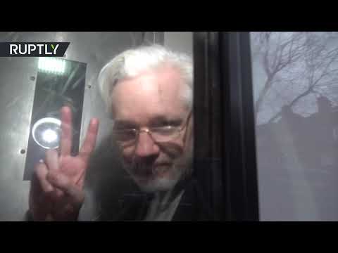 شاهد صيحات داعمة لمؤسس ويكيليكس أثناء نقله من محكمة في لندن إلى السجن