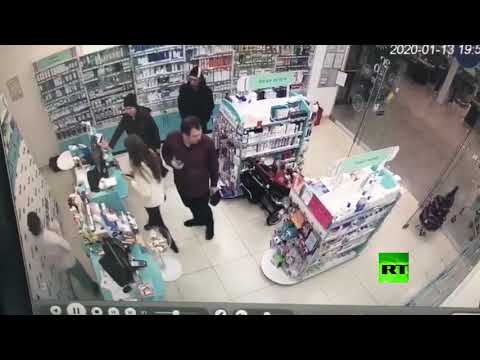 شاهد عائلة من اللصوص تسرق محلًا تجاريًا