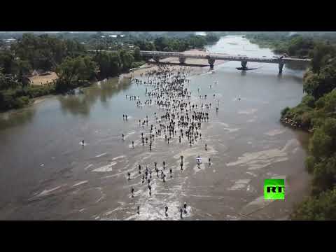 شاهد لقطات جوية لعبور آلاف المهاجرين غير الشرعيين لنهر نحو المكسيك