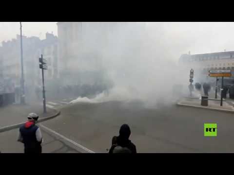 شاهد الشرطة الفرنسية تفرّق السترات الصفراء بالغاز