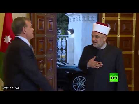 شاهد وزيران أردنيان في مشهد تمثيلي للوقاية من فيروس كورونا