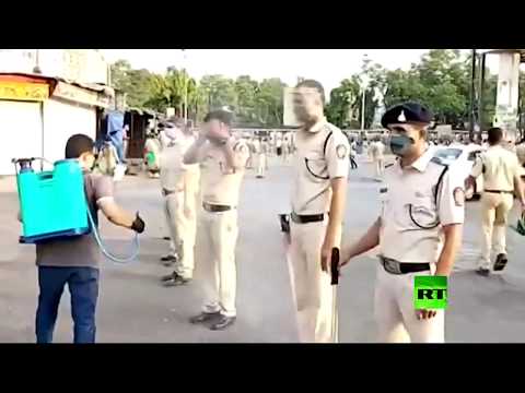 شاهد اشتباكات بين الشرطة ورافضي تمديد الحجر الصحي بسبب كورونا في الهند