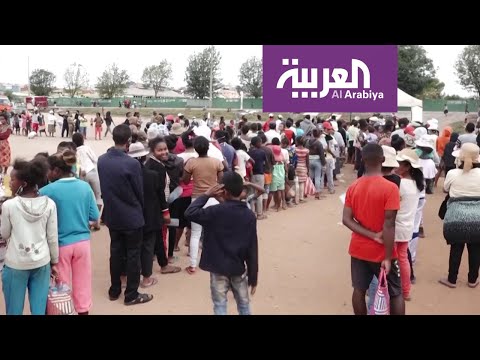 شاهد رئيس دولة يتناول أول لقاح لـكوروناوزحام للحصول عليه