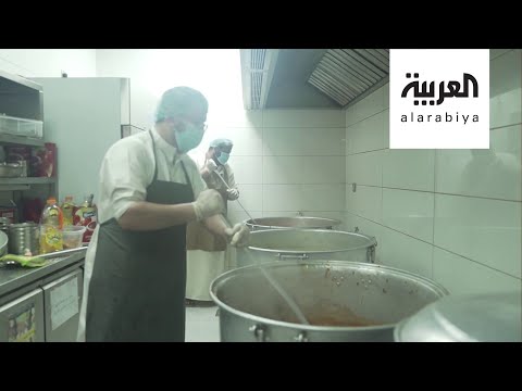 شاهد سعوديون يبادرون بالطبخ للعمال المتضررين من أزمة كورونا